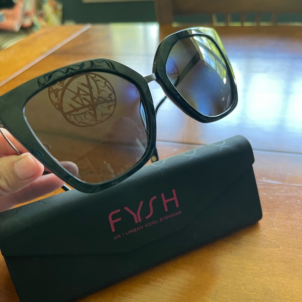 Fysh designer sunglasses with progressive reader lenses. Black. Stylish!